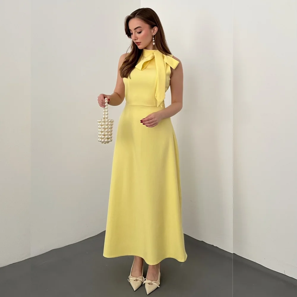 Maßgeschneidertes Schlichtes Hochzeitskleid mit Hohem Kragen Ärmellos A-Linie Plissiertes Midi-Kleid Moderner Stil Abendkleid