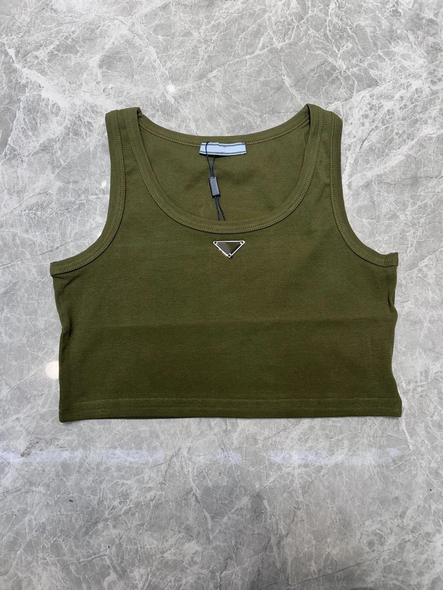 بلوزة نسائية صيفية جديدة موديل 2025 مصنوعة من القطن بلون سادة وبسيطة بدون أكمام #1