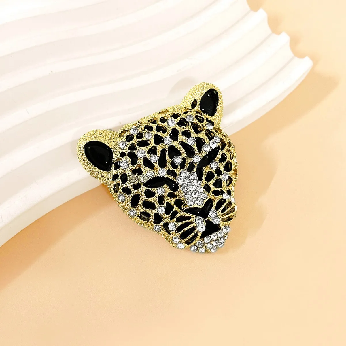 Broche de cabeza de leopardo o tigre exagerado con personalidad única, accesorio de moda versátil para mujer