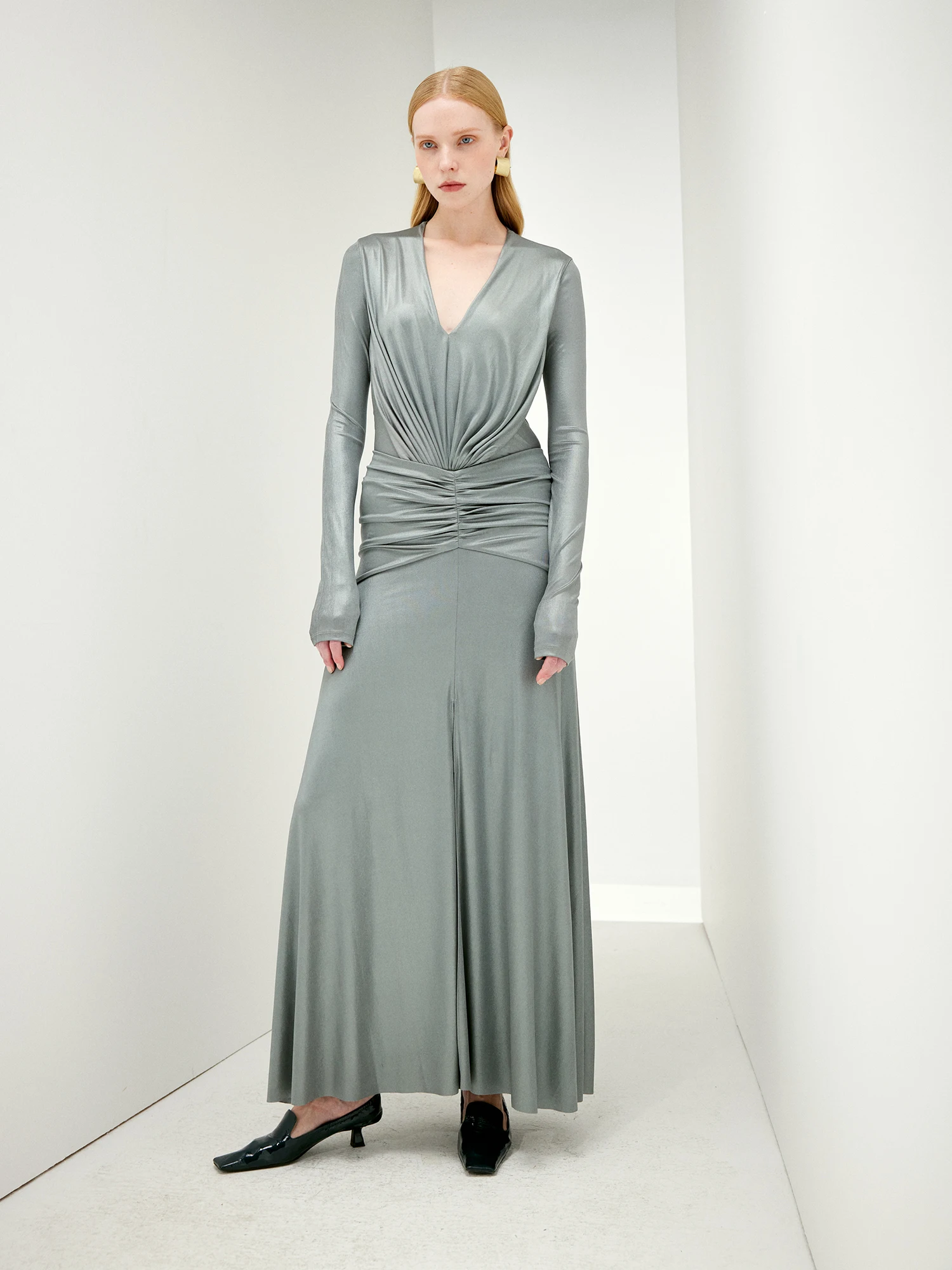 จั๊มสูทผู้หญิงทรงเข้ารูปสีพื้นแบบพับจีบลึกทรงวี ดีไซน์เฉพาะของ Zia Zhang สีเมทัลลิก เหมาะสำหรับใส่ทำงานช่วงฤดูใบไม้ผลิ เอวสูง ทรงกางเกงขายาว