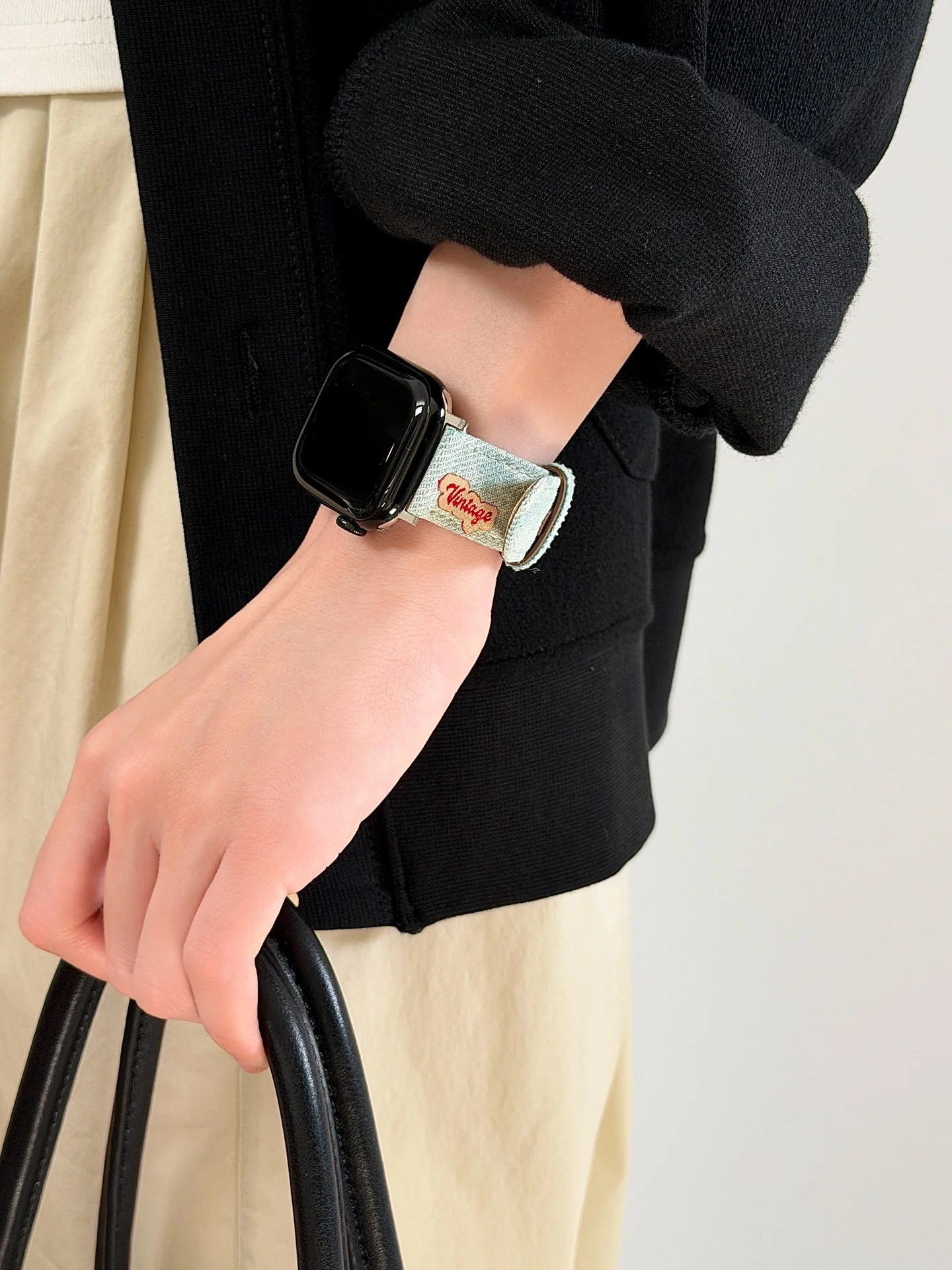 

Вышитый джинсовый ремешок с мультяшным рисунком для iWatch, совместимый с размерами 38 мм, 40 мм, 41 мм, 42 мм, 44 мм, 45 мм, 49 мм, модный ремешок.