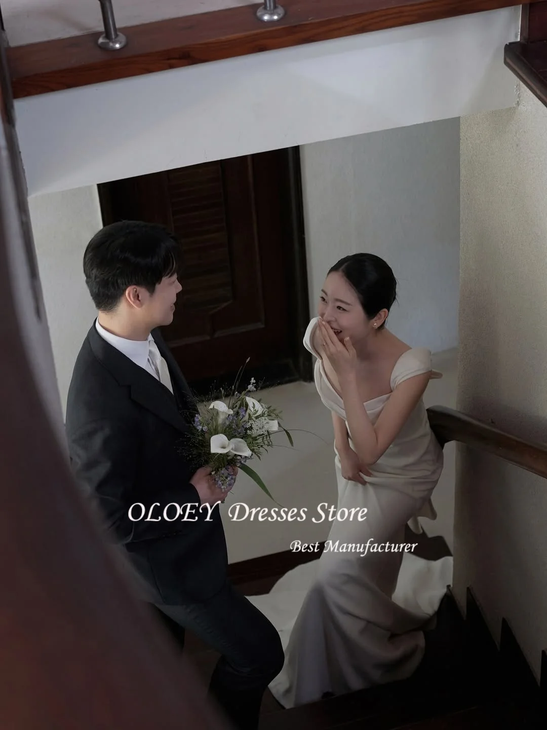 OLOEY 여성을위한 간단한 흰색 웨딩 드레스 플리츠 a 라인 오프 숄더 신부 가운 한국 사진 촬영 바닥 길이 새틴 맞춤형