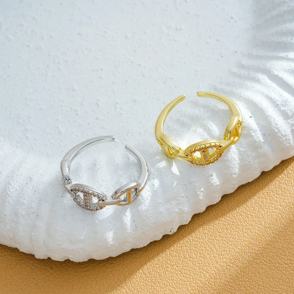 خاتم أنف خنزير مطلي بالذهب والزركون النحاسي 9527A مع تصميم شخصي وحلقة مفتوحة