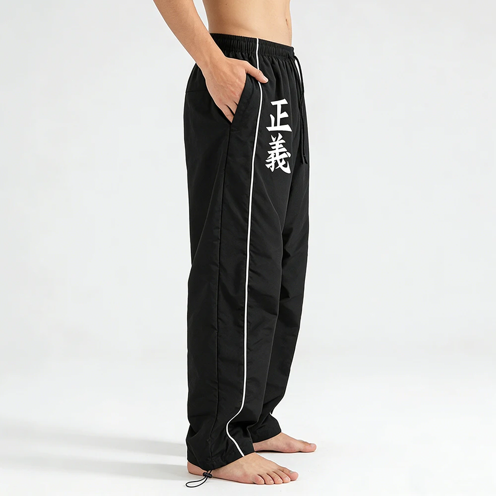 Herren-Sporthose in Schwarz mit chinesischem Schriftzug „Gerechtigkeit“ und weißen Seitenstreifen, Kordelzug, lässige, locker sitzende Hose – Detail 5