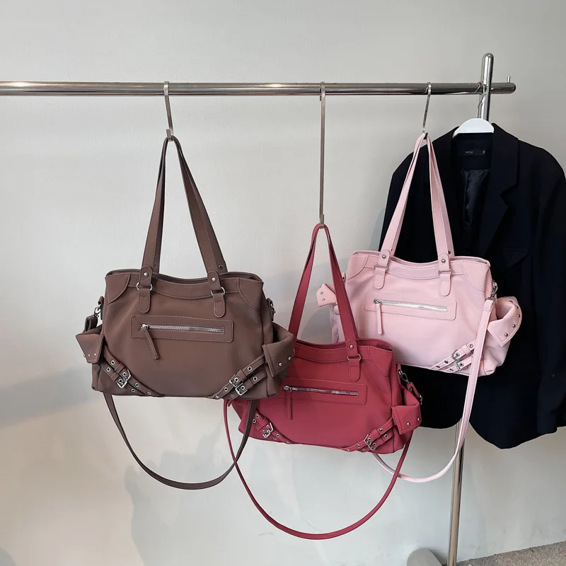 حقيبة كتف نسائية لراكبي الدراجات النارية لعام 2025، محفظة كروس على طراز Y2K، حقيبة سوداء واسعة مع حزام قابل للتعديل للتنقل والمواعدة في المدينة