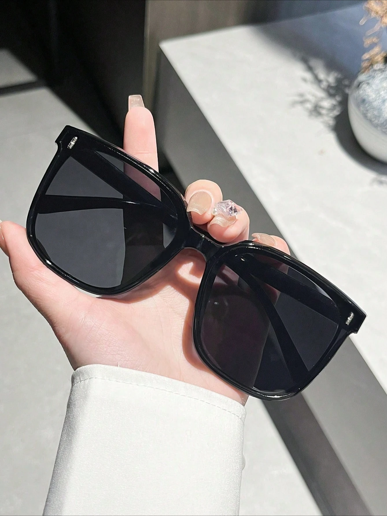 نظارات شمسية بإطار مربع أسود للجنسين مع مسامير على شكل أرز، كاجوال ومتعددة الاستخدامات، مناسبة للنزهات العائلية.