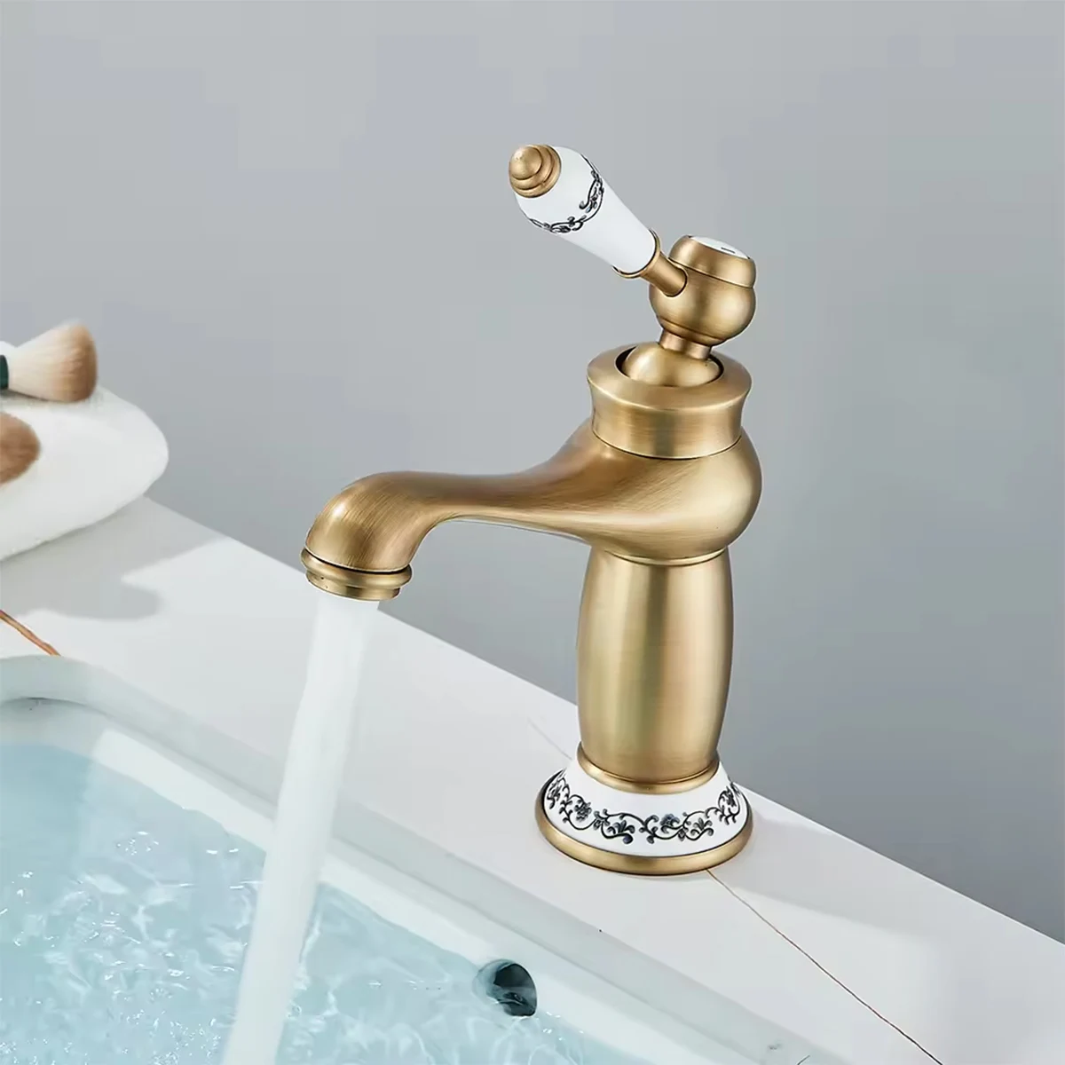 Keran wastafel tembaga vintage modern satu lubang, keran wastafel kamar mandi tinggi dan rendah dua model.