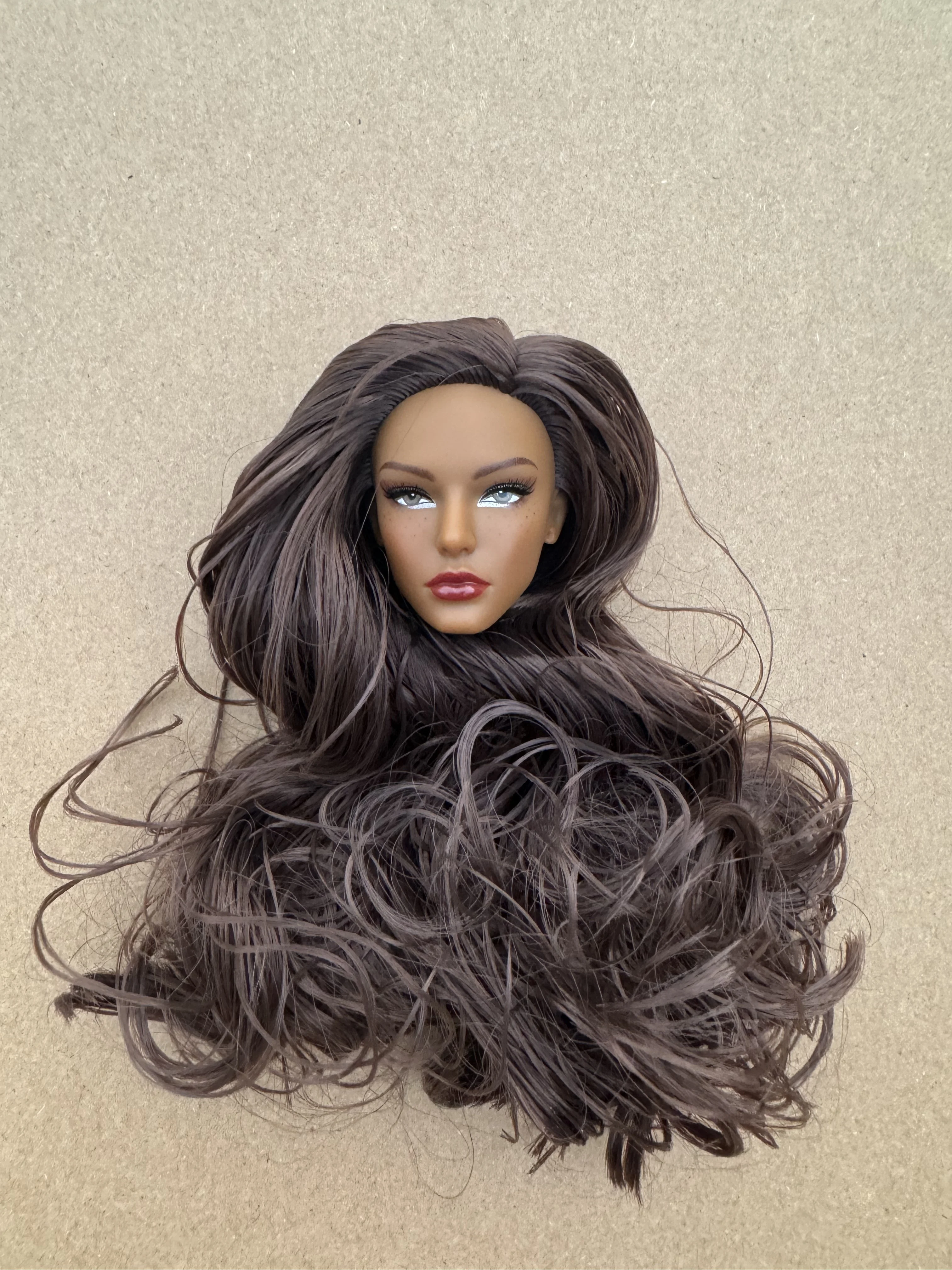 1/6 Modell-Puppenköpfe mit Sommersprossen und buntem Haar, erhältlich in den Hauttönen Braun, Weiß und Beige für die Puppenherstellung. – Detail 15