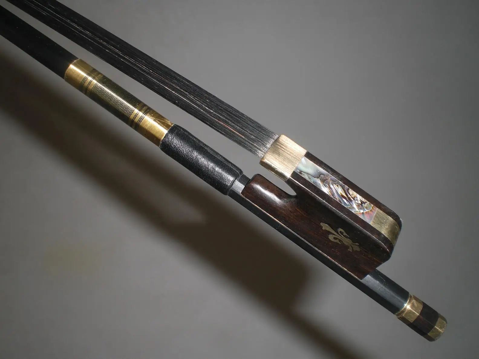 

1PC Strong Balanced Quality Carbon Fiber Cello bow 4/4 Ebony Frog Black Hair