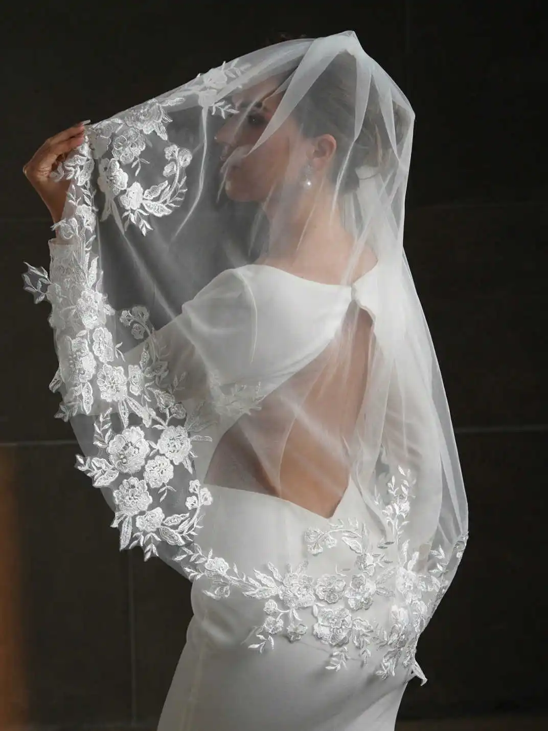 طرحة زفاف أنيقة من طبقة واحدة مزينة بالدانتيل بطول الإصبع حجاب الزفاف مع مشط إكسسوارات الزفاف velo de novia