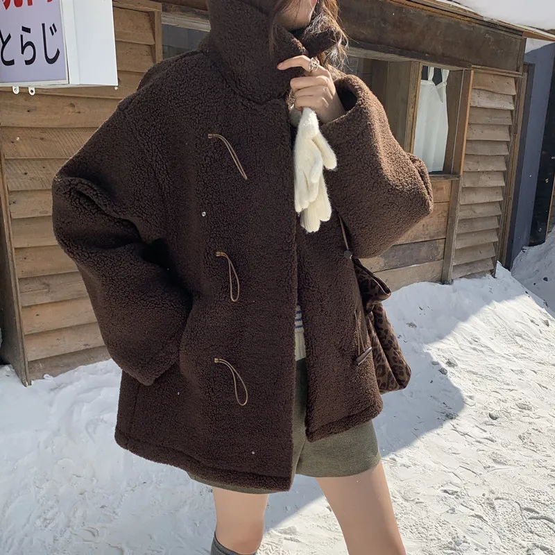 معطف شتوي بياقة من الفرو الصناعي من جلد الغنم عتيق بأزرار من الجلد والفراء متكامل متوسط الطول ملابس خارجية نسائية