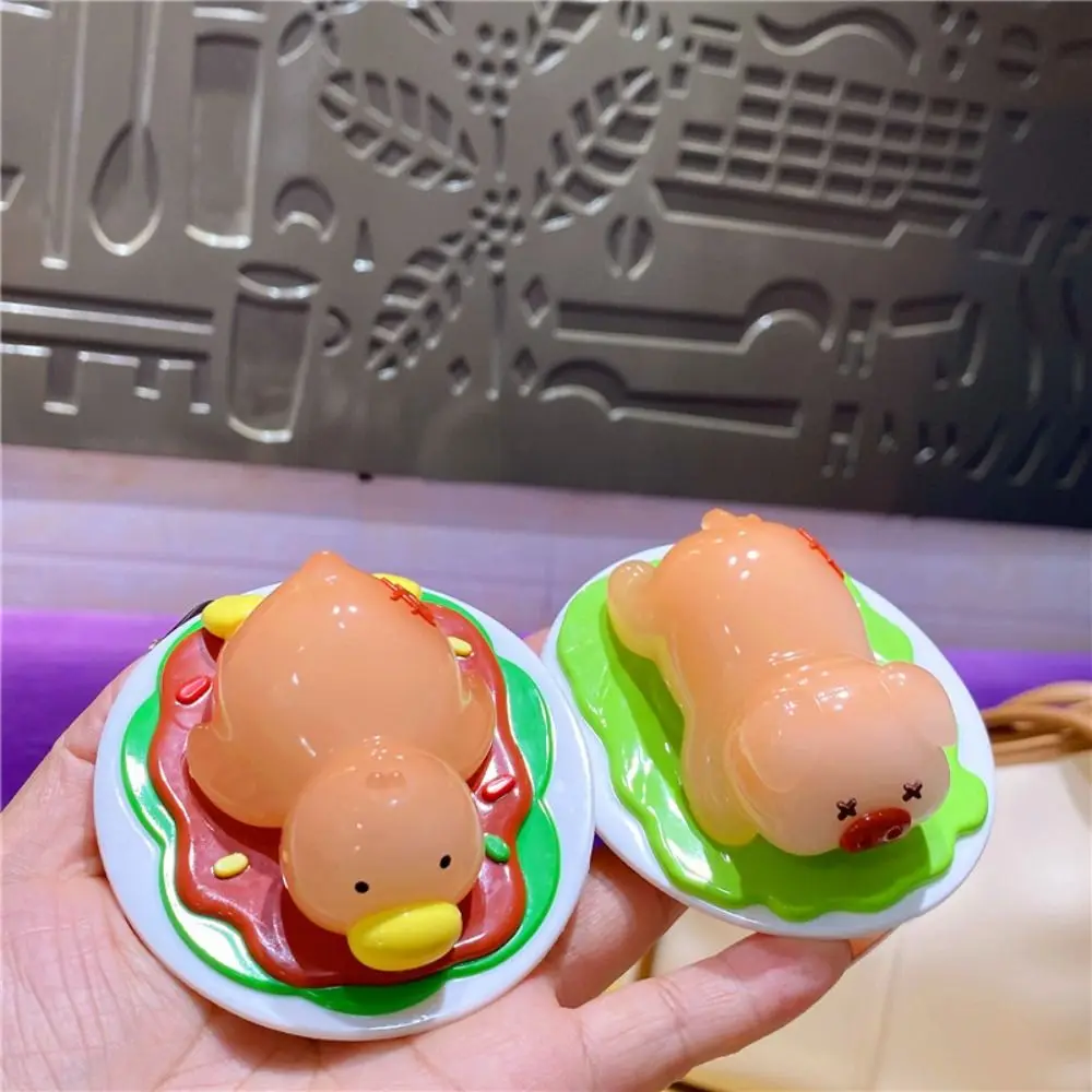 PVC Uv เปลี่ยนสีเครื่องประดับหัตถกรรมหมูเป็ดย่างตกแต่งตุ๊กตาตลกรูปปั้นเปลี่ยนสีเป็ด Figurine