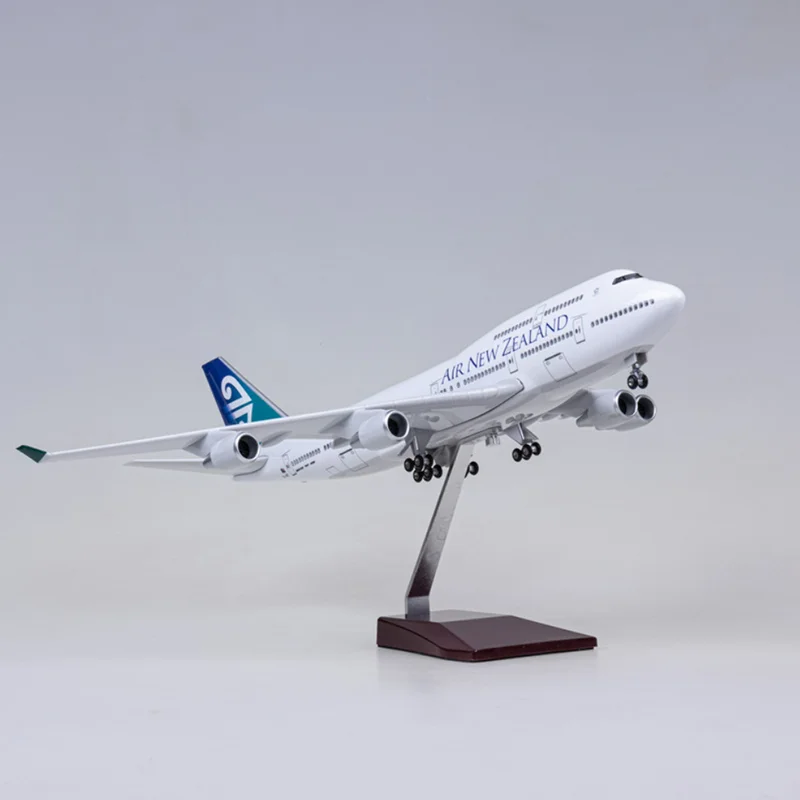 

1/150 Scale 47CM Resin Airplane Model B747 New Zealand Airlines Aircraft Model with Light and Wheel Landing Gears Plane Toy