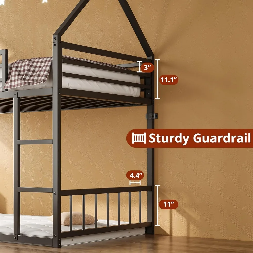 سرير بطابقين Twin XL Over Twin XL، إطار سرير معدني بطابقين مع سلم ودرابزين، على شكل منزل مع شرائح معدنية للمهاجع