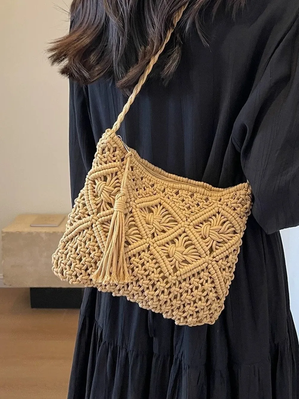 Neue Retro-Style Messenger-Tasche, Ausgehöhlte Rechteckige Schultertasche mit Quaste, Umhängetasche für Reisen – Detail 7