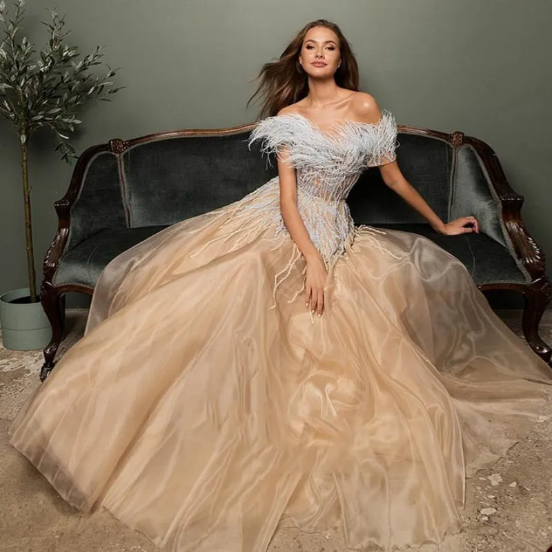 Glamourosa a linha vestido de casamento para as mulheres sem alças fora do ombro penas candidato tule tribunal vestido feito sob encomenda robe de mariée