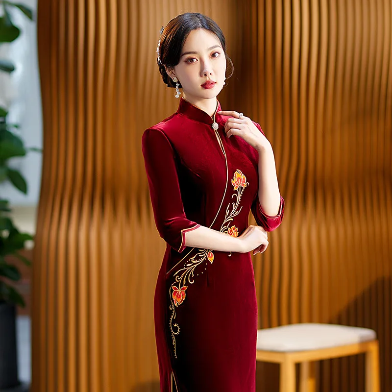 

Yourqipao 2025 Autumn Stand Collar Velvet Retro Long Cheongsam Toast Red Qipao Dress Chinese Evening Wedding Dress for Women
