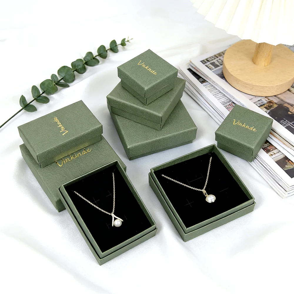 

Зеленая шкатулка для украшений с золотым логотипом, премиальный квадратный картонный футляр для хранения с черной бархатной подарочной упаковкой для серег и колец