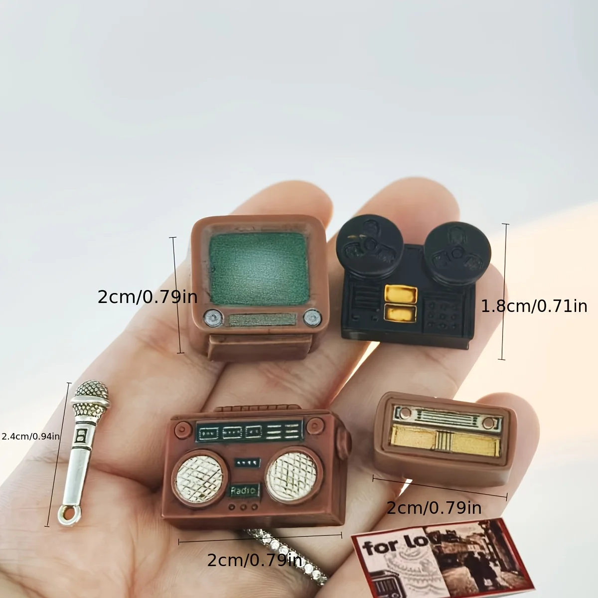8-teiliges Retro-Miniatur-Audio-Video-Set, Projektor, Fernseher, DVD, Radio mit Mikrofon, Vintage-Puppenhaus-Filmszenen-Dekor, Sammlerstück-Geschenk – Detail 7
