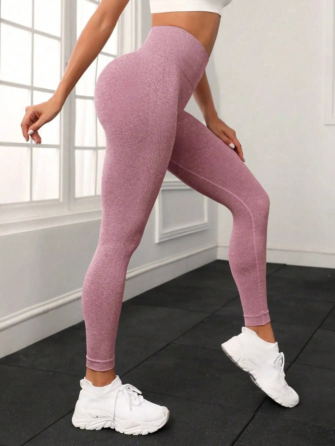 Nahtlose Yoga-Hose mit Pfirsichmuster, Yoga-Kleidung mit Po-Lifting-Effekt, eng anliegende, hochtaillierte Sport- und Fitnesshose für Damen. – Detail 9