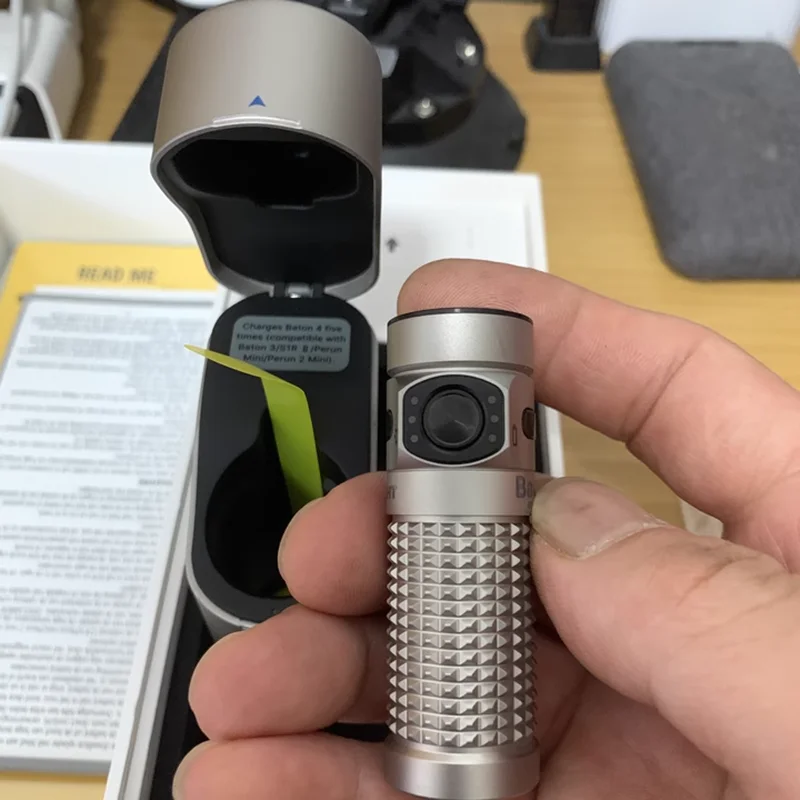 Olight Baton 4 Commander 4 Ultra Luminoso 1300 Lumen Portatile EDC Torcia portatile ad alta intensità Luce di sicurezza per autodifesa