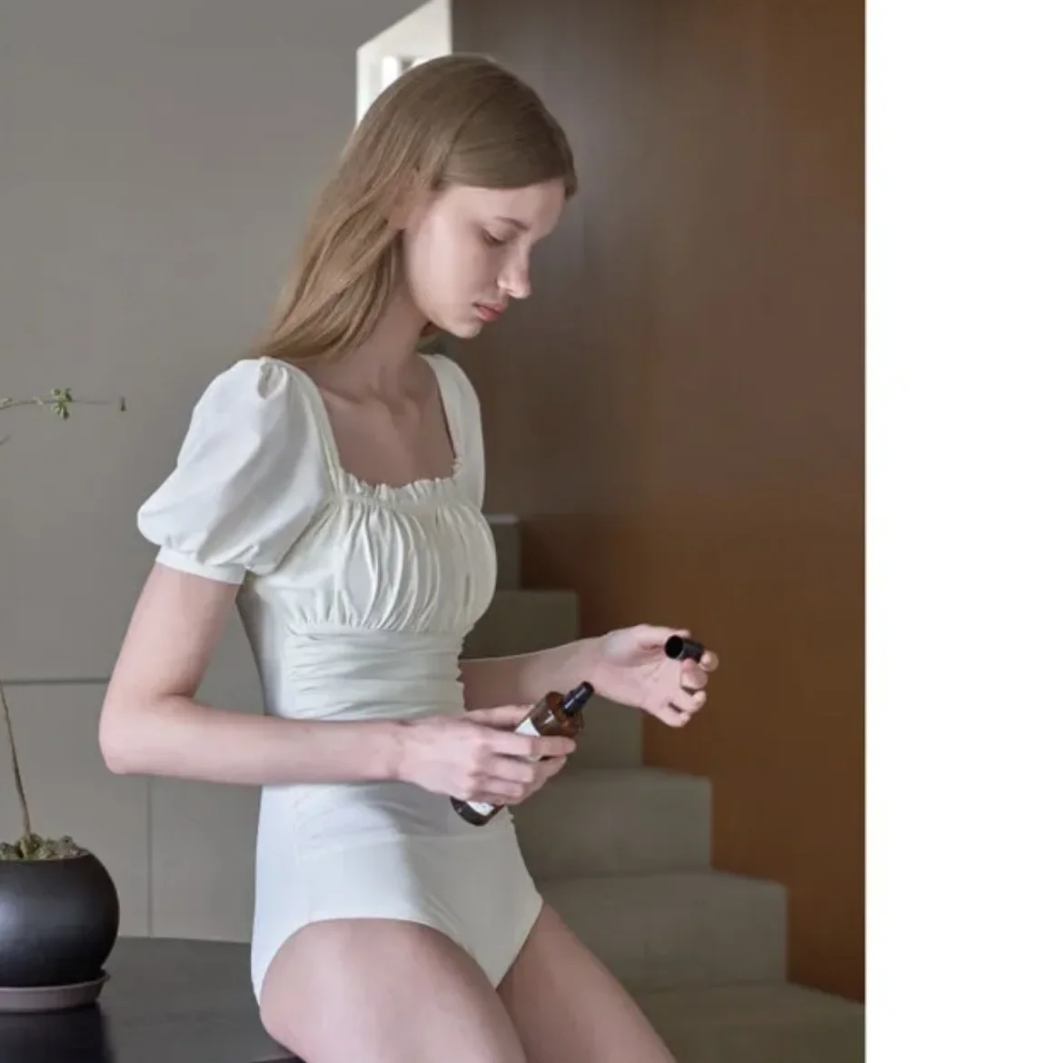 

2024 Women One Piece Swimsuit Korea Style White Beach Wear Short Sleeve Bathing Suit Female Monokini Padded Swimming Pool Suits