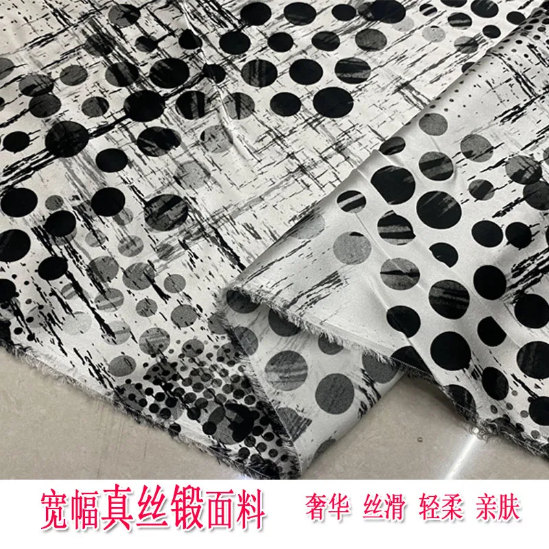 Sfondo bianco a pois ampio tessuto forgiato di seta di fascia alta camicia cheongsam pigiama tessuto per abbigliamento estivo