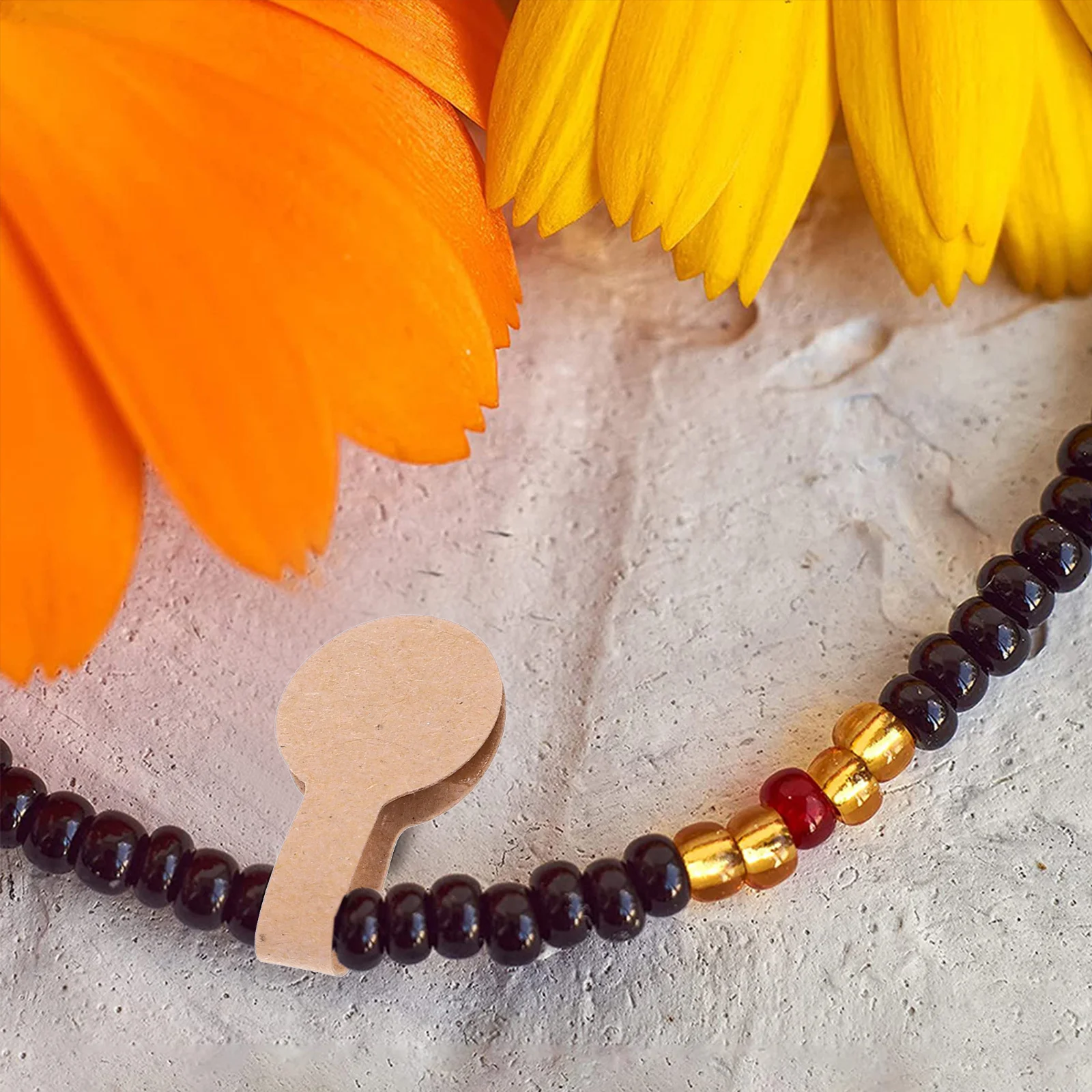 

100 шт., белые пустые клейкие ценники, крафт-бумага, маркировочные этикетки для ювелирных изделий, подвесные бирки для колец, одежды, обуви, канцелярские принадлежности