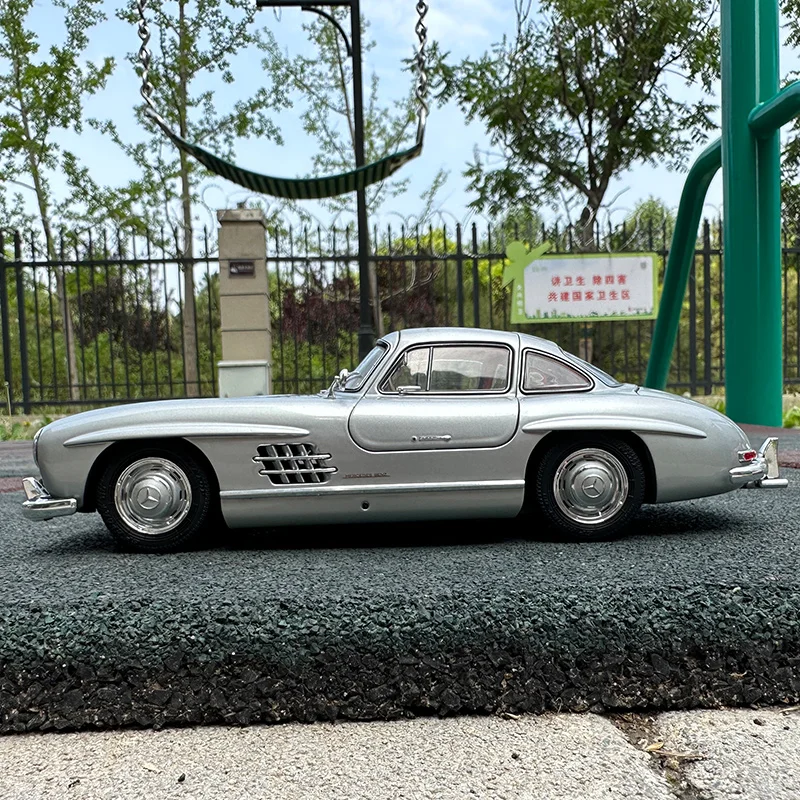 Schuco 1/18  300SL Coupe silver red interior Metal model classic car for a friend\'s birthday present