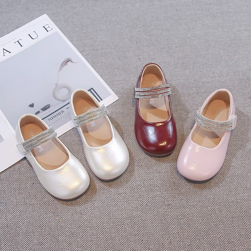 

Весенние кожаные туфли для девочек с дихамантами, роскошные, идеальные для вечеринок, детские туфли без каблука, однотонные, с гибкой подошвой, элегантная детская обувь