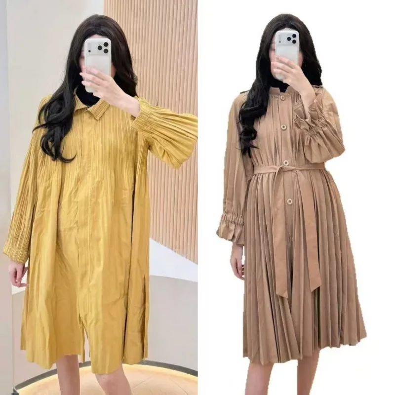 مياكي فستان مطوي 2025 خريف جديد عالي الجودة تحسس متوسط الطول سترة الرياح الفرنسية الرجعية موضة خندق معطف مسمار زر فستان