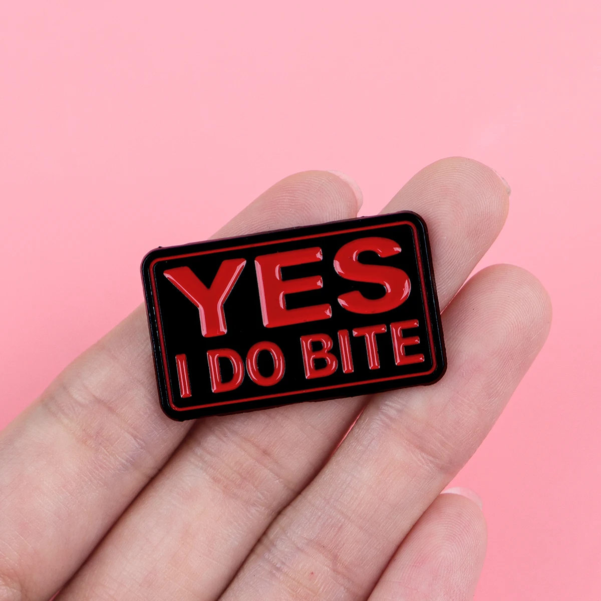 YES I DO BITE Emaille-Anstecknadel, lustige Brosche, Anstecknadeln, Abzeichen für Rucksack, Kleidung, Accessoires, Modeschmuck, Geschenke für Freunde – Detail 1