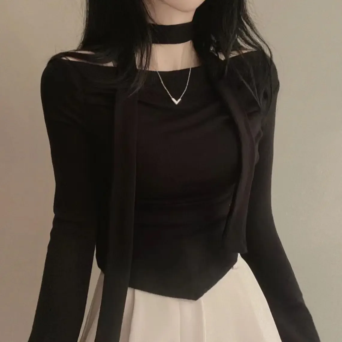 T-shirt da donna a maniche lunghe con fondo pieghettato Top stile coreano Moda Snash Neck Tees con sciarpa Autunno Slim Magliette femminili 2024
