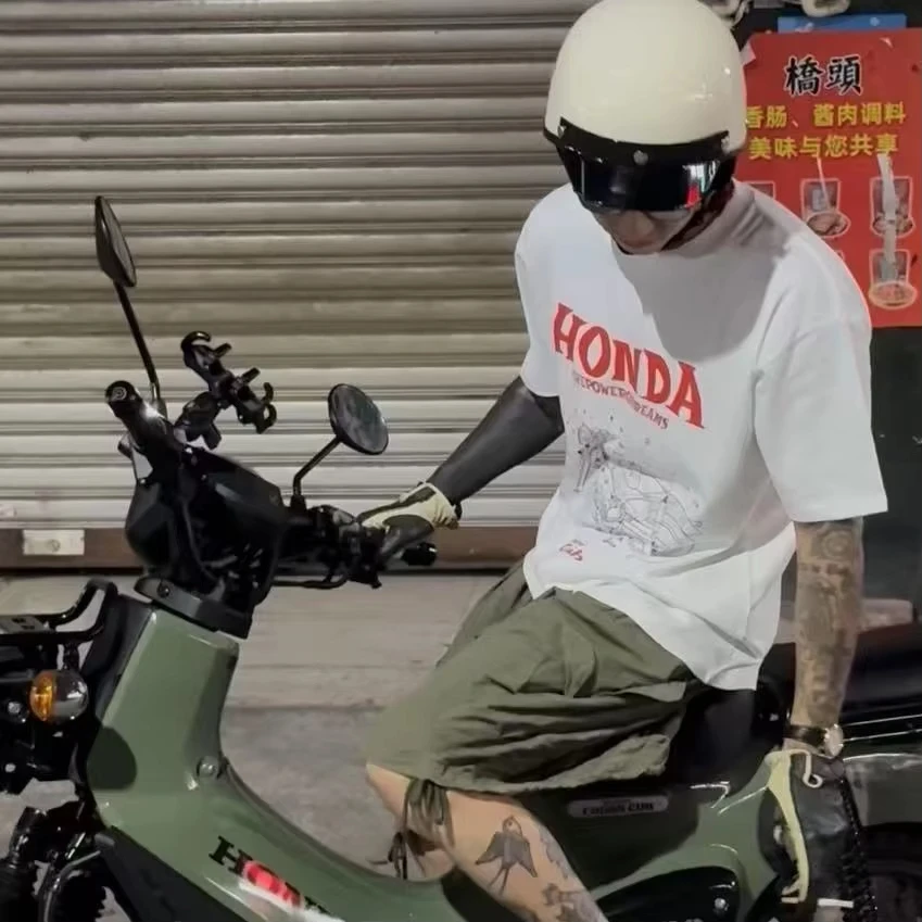 

Лето 2025 года HONDA Cc110 Американская мотоциклетная футболка в стиле ретро — это модный и повседневный топ, хлопковая футболка с рукавами