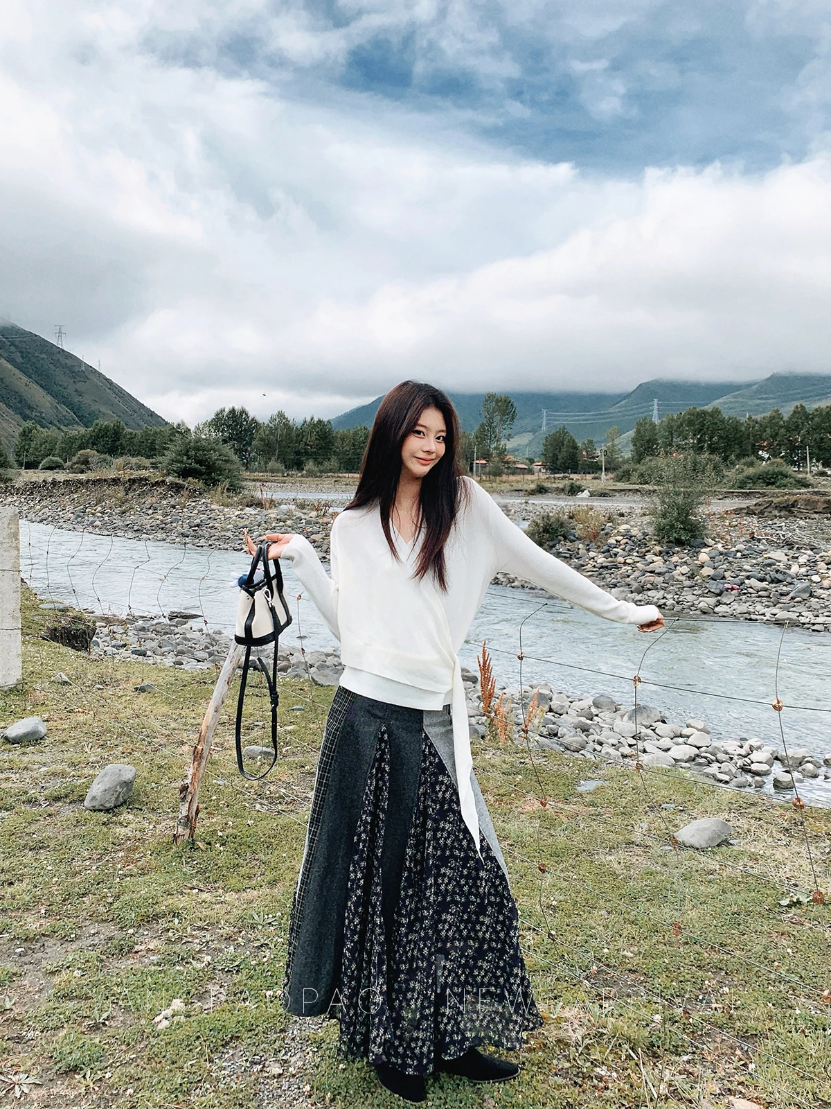 

Белый вязаный свитер с поясом для женщин, тонкий, с V-образным вырезом, свободного кроя, базовый, с длинными рукавами, для повседневной носки