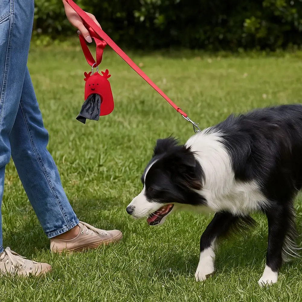 

Silicone Dog Waste Bag Dispenser Christmas Reindeer Hangingable Puppy Poop Bag Carrier Cartoon Garbage Bag Storage Box Outdoor