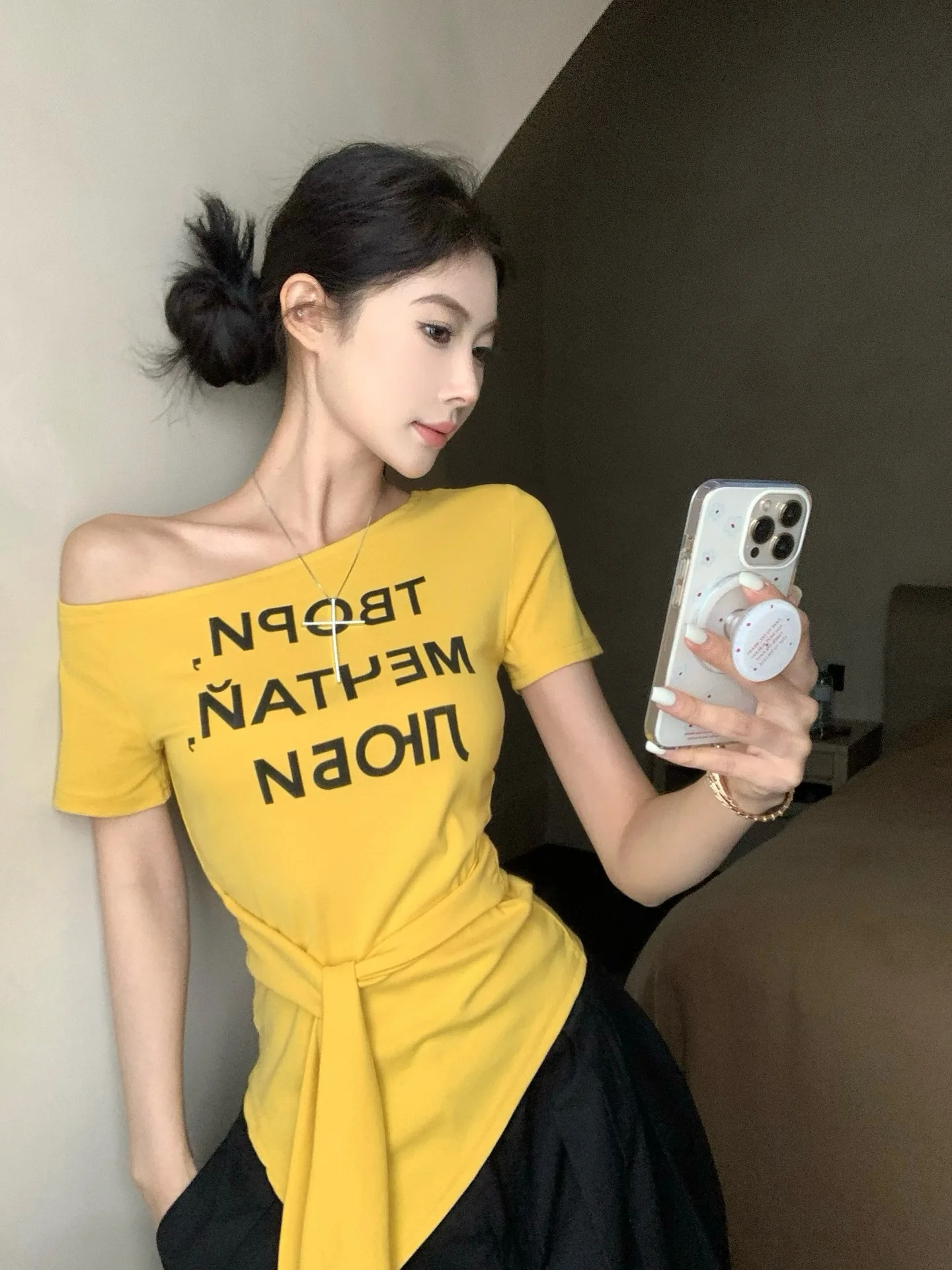 Damen Sommer T-Shirt mit Buchstaben-Print, One-Shoulder, Kurzarm, Slim-Fit Top, Mädchen Kurzes Studenten-Basisshirt, Lässiges T-Shirt für Frauen – Detail 17