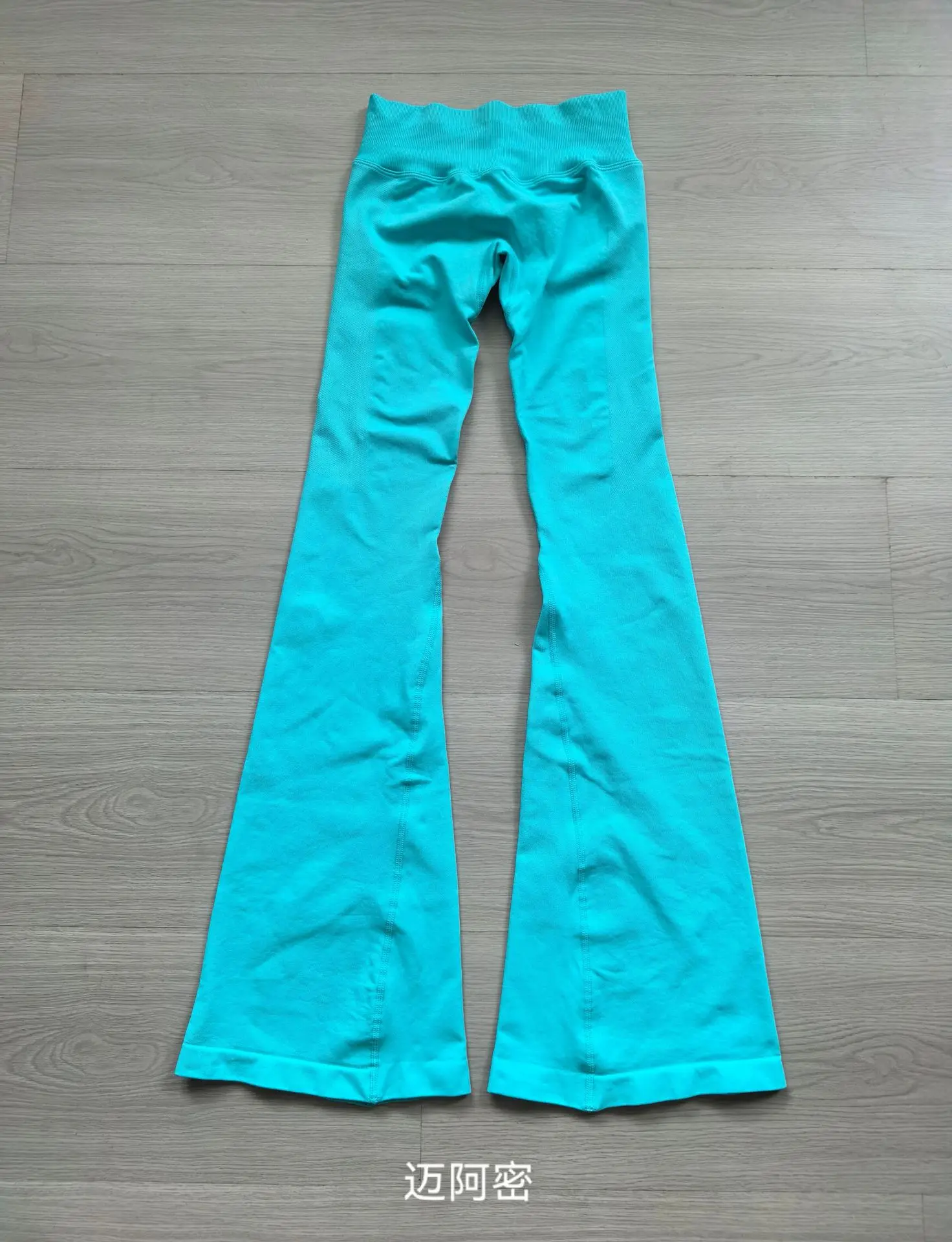 Neue Vollmatte Nylon-Hose, Flacher Bund, Hüftformend, Schlaghose, Nahtlose Fitness-Schlaghose