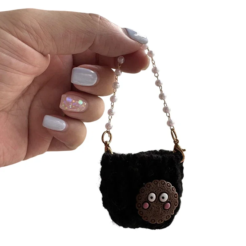 

Кукольная миниатюрная кукла: маленькая сумка и наряд ручной вязки с подвеской.