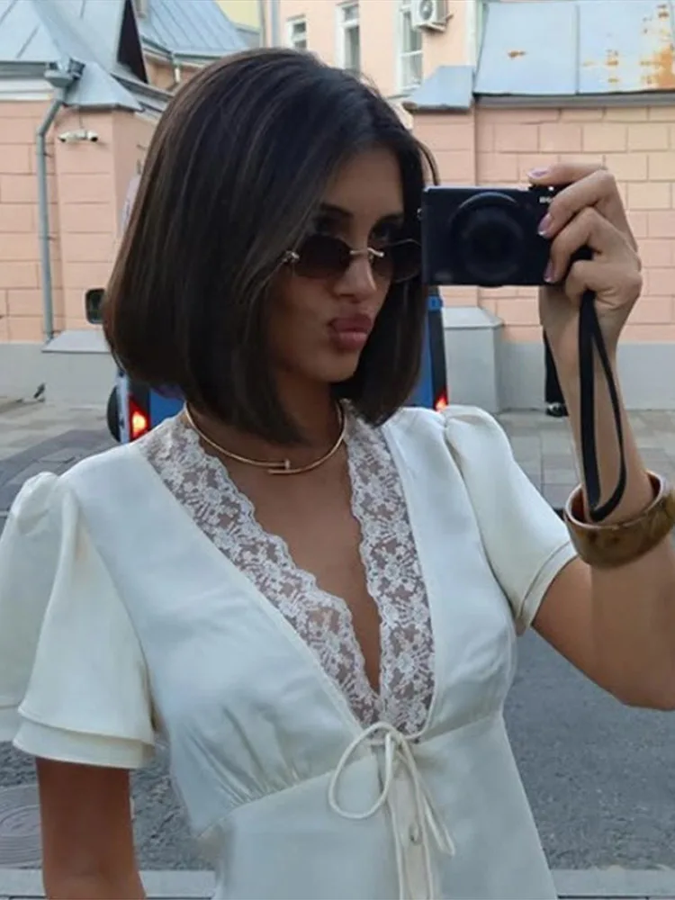 الرجعية الدانتيل العميق الخامس الرقبة قميص المرأة شيك الصلبة الدانتيل يصل أزرار قمصان ضئيلة الإناث 2025 الصيف تنوعا موضة الشارع القمم #1