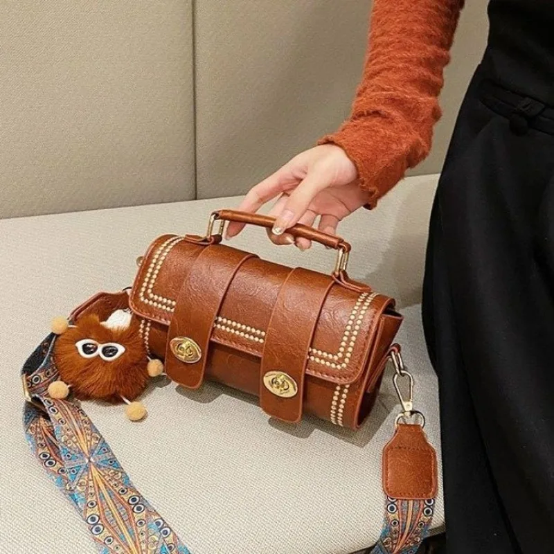 

Ретро-стиль приходит, брелок с пандой, контрастные цвета, маленькая квадратная сумка, портативная сумка на плечо, модная индивидуальная тенденция