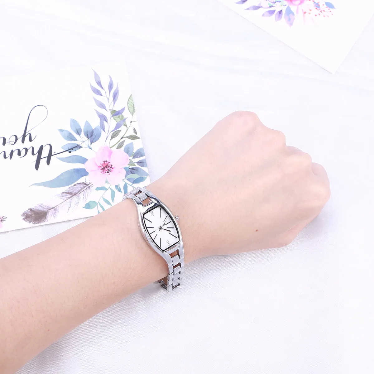 Elegant Noble Quartz Watch Silver White Face Simple Design Wristwatch for Women Fashionable Durable Business Gift