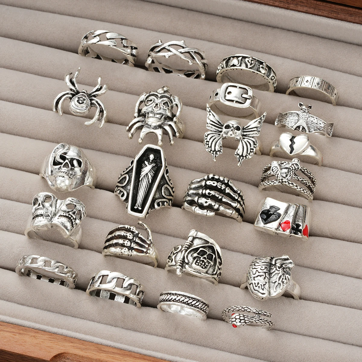 23Pcs/Set Vintage Goth Carved Rings Set for Men Geometric Silver Color Poker Skull Heart Bat Snake Spider Devil Smile Rings 2025