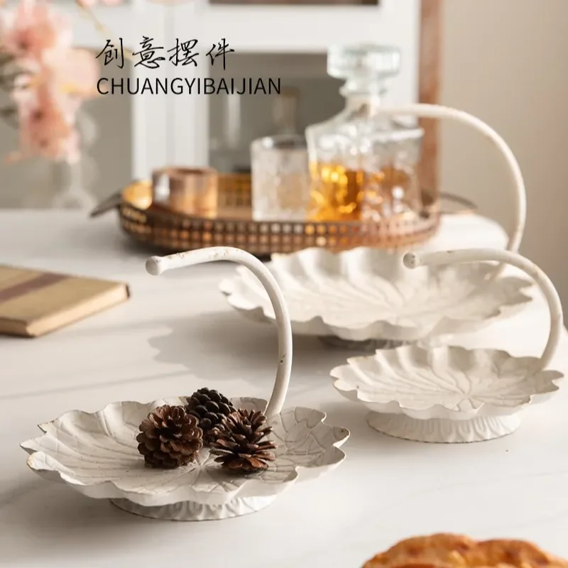 Vintage European Style Wrought Iron Serving Tray for Living Room Decor Fruit Snack Plate Elegant Metal Organizer Stand Retro