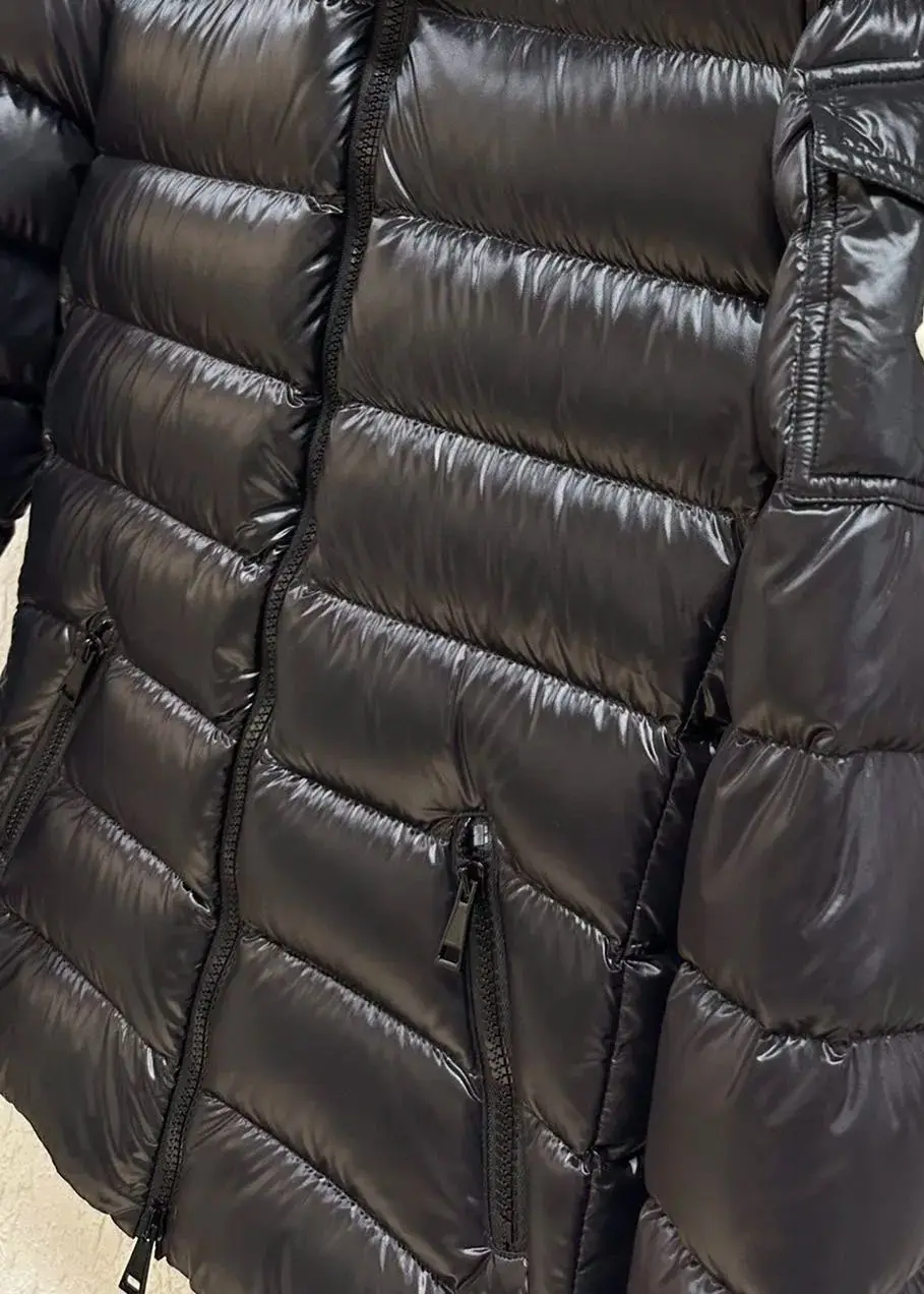 블랙 글로시 슬리밍 후드 다운 재킷, 고급스러운 질감과 보온성을 자랑하는 가을 겨울용 글로시 다운 재킷