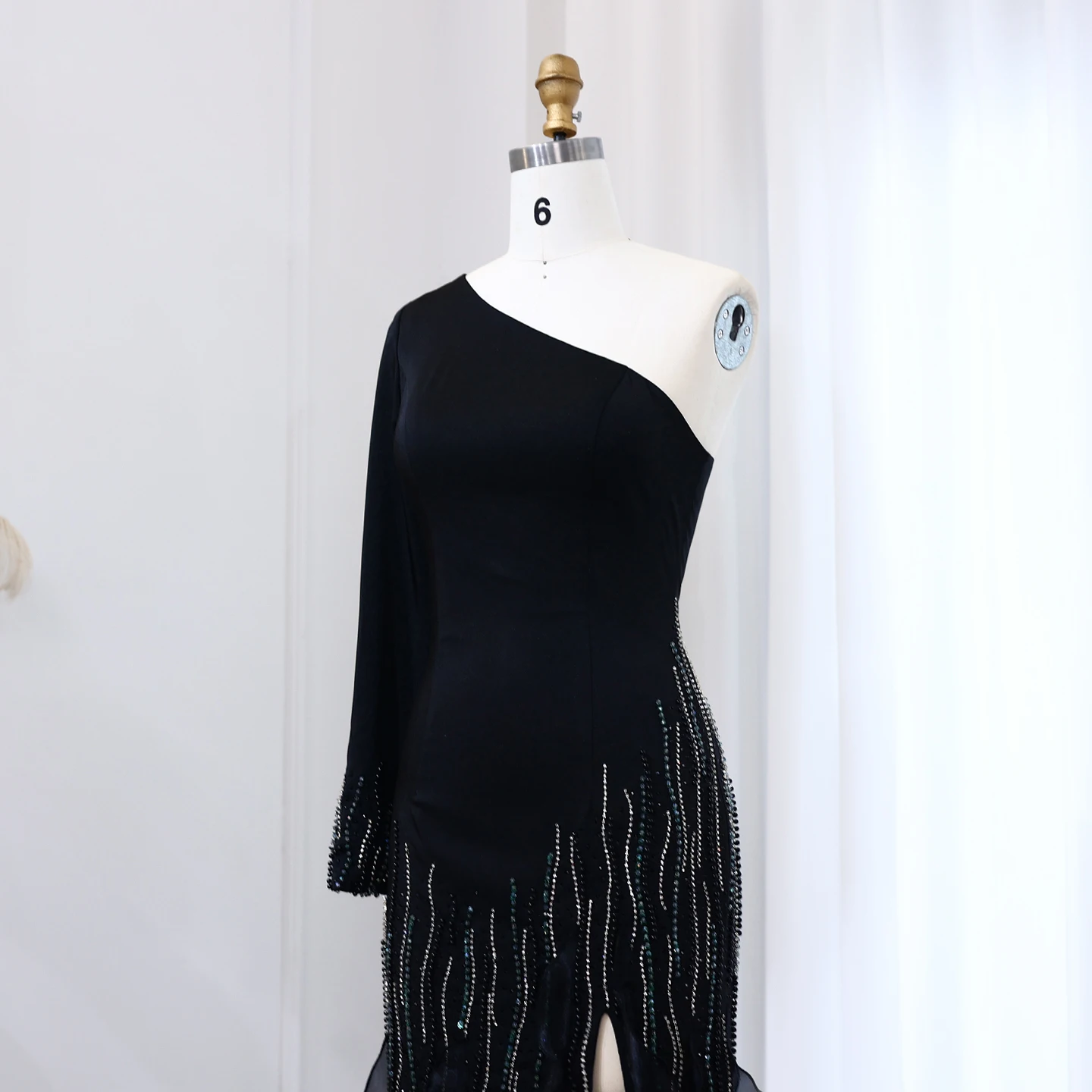 ชารอนกล่าวว่าสีดำดูไบชุดราตรีนางเงือกแขนยาวไหล่เดียวระบายชั้นอาหรับงานแต่งงานชุด SS596 ที่กำหนดเอง