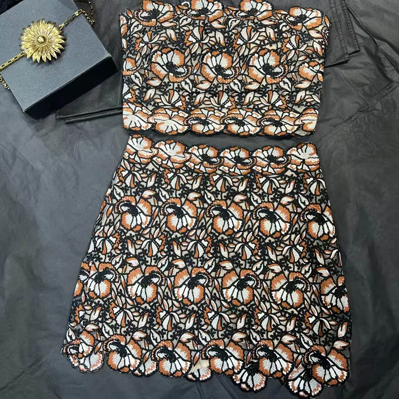 

Женский тяжелый комплект с цветочной вышивкой: топ без бретелек + юбка. Модный и сексуальный топ с открытой спиной и запахом. Высококачественная мини-юбка 2025 г.