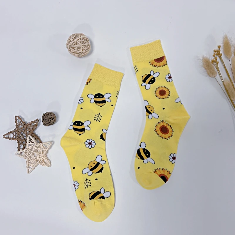 1 Pair Unisex Cartoon Bee Chasing Sunflower Fashion Trend Mid Calf Socks Suit In All Seasons For Daily