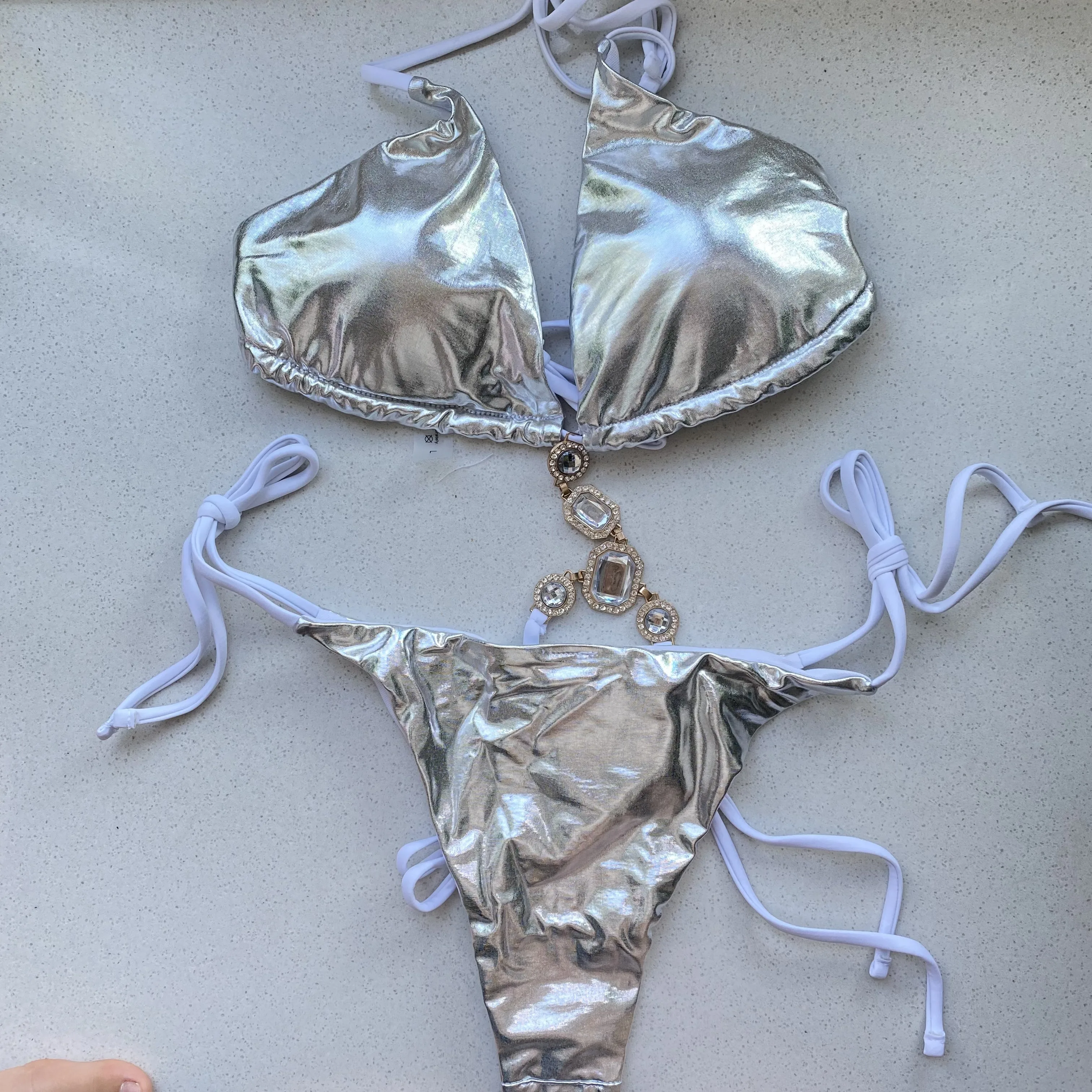 Seksowne Bikini z Rhinestone kobiety brazylijskie stroje kąpielowe stringi strój kąpielowy metaliczny srebrny Shinny Bikini unikatowy kostium