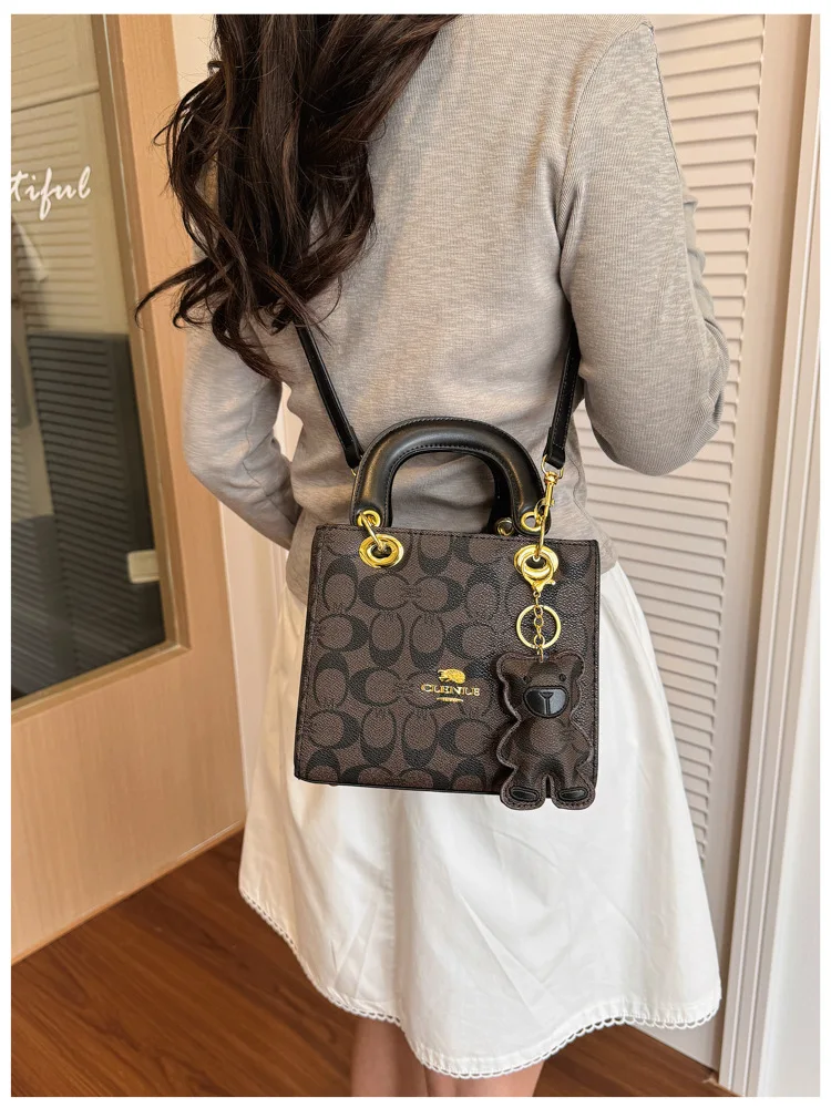 Luxuriöse Damenhandtasche im Vintage-Stil mit klassischem Monogramm, modische Designer-Tragetasche mit Bären-Anhänger für den Alltag und Verabredungen – Detail 13